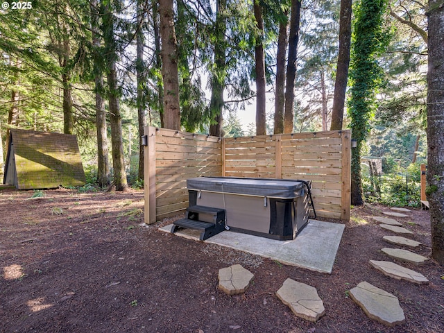 view of yard featuring a hot tub