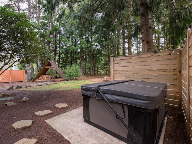 view of yard with a hot tub