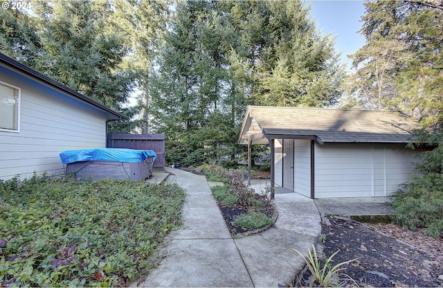 view of yard featuring a hot tub