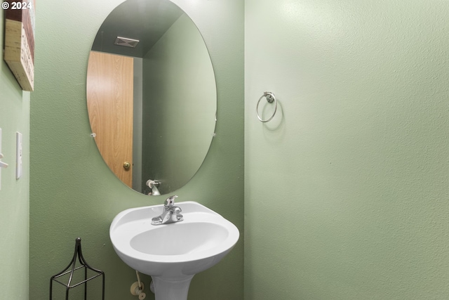 bathroom featuring sink