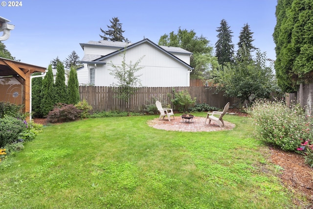 view of yard featuring an outdoor fire pit