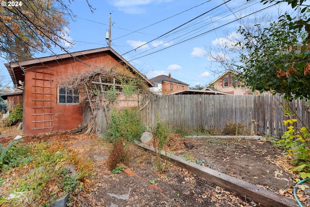 view of yard with a shed