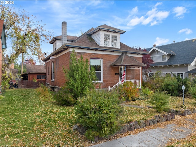 view of front facade with a front yard