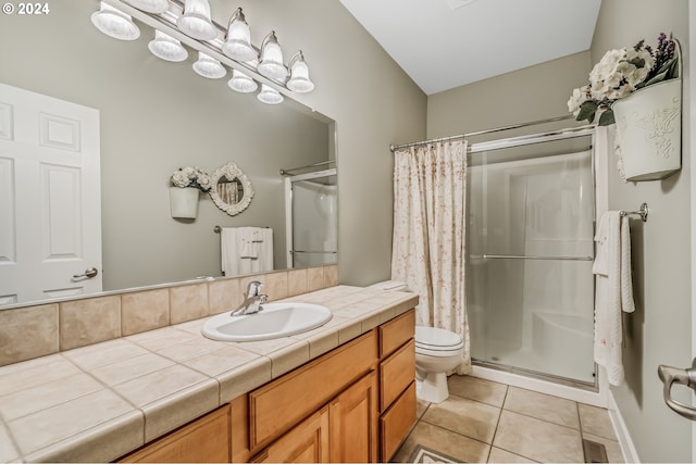 washroom with cabinets, sink, and washing machine and dryer