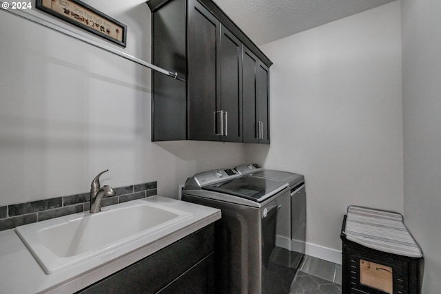 laundry room with cabinets, sink, and independent washer and dryer