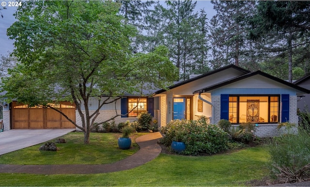 view of front facade featuring a front yard