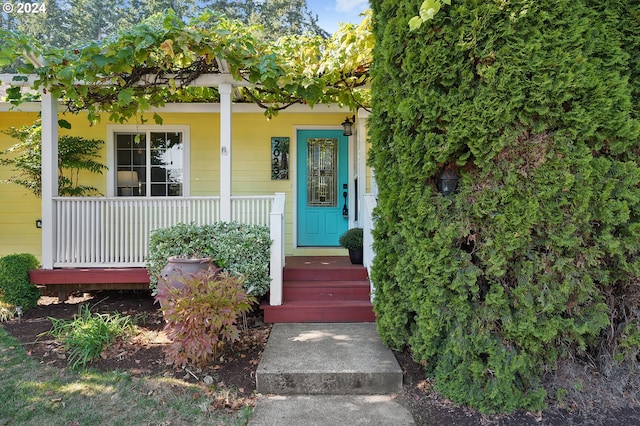 property entrance featuring a porch