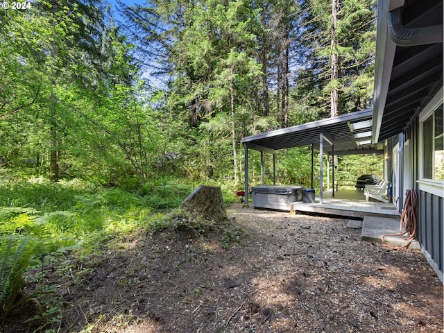 view of yard with a hot tub