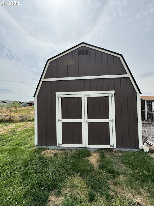 view of outdoor structure featuring a yard