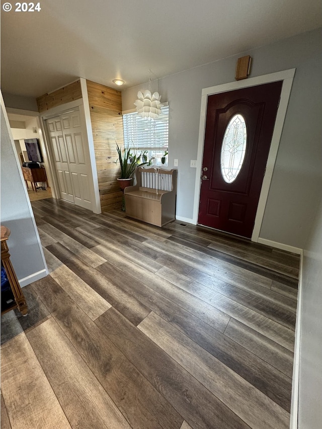 foyer entrance featuring a notable chandelier, plenty of natural light, and hardwood / wood-style floors