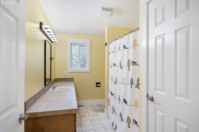 bathroom featuring a shower with curtain and vanity