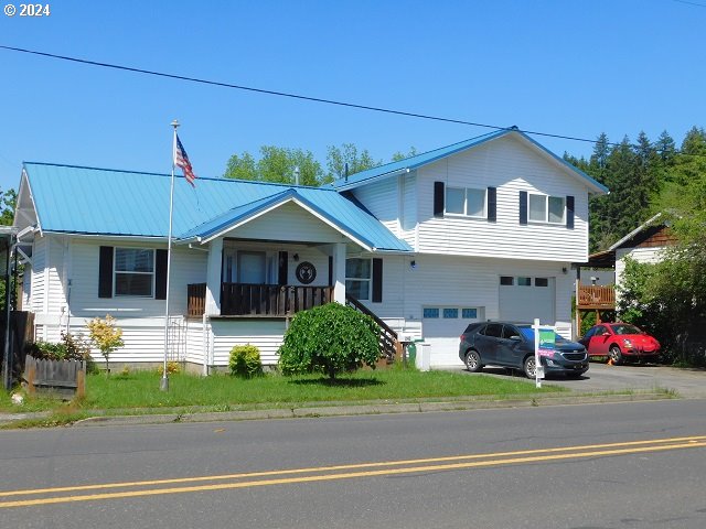 view of front facade with covered porch and a garage