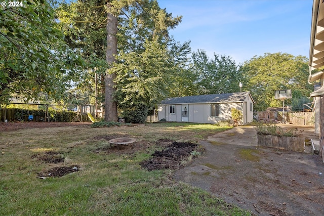 view of yard with an outbuilding