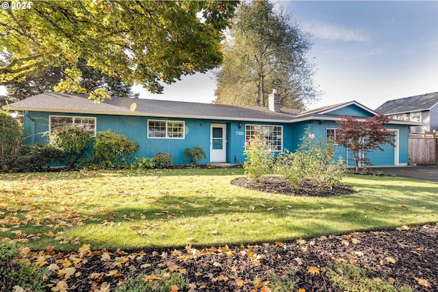 single story home featuring a front lawn