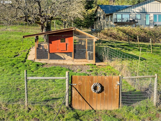 view of yard featuring an outdoor structure