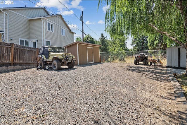 view of yard featuring a storage shed