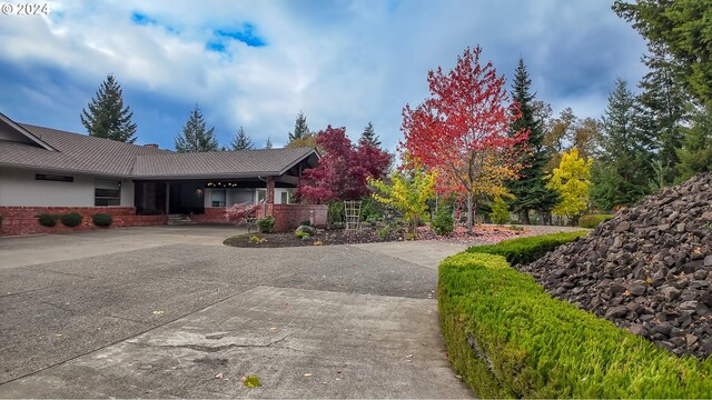 1081 Umpqua College Rd, Roseburg, OR 97470 - view of front facade featuring brick siding and curved driveway