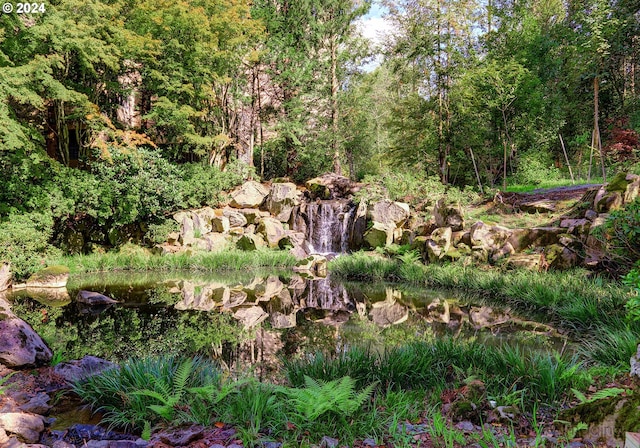 view of yard featuring a water view