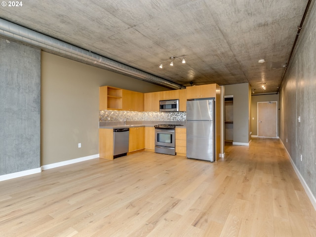 kitchen with sink, stainless steel appliances, backsplash, light brown cabinetry, and light wood-type flooring