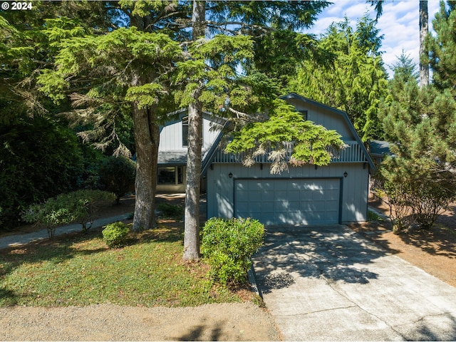 view of front facade featuring concrete driveway