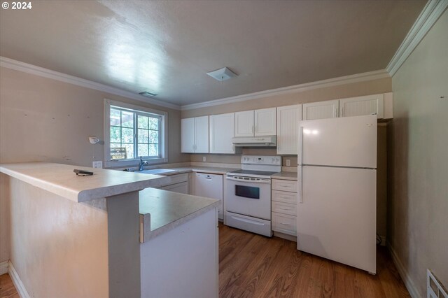 94213 Kerber Dr, Langlois, OR 97450 - kitchen featuring white appliances, under cabinet range hood, a peninsula, a sink, and crown molding