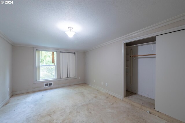 94213 Kerber Dr, Langlois, OR 97450 - unfurnished bedroom with crown molding, a closet, baseboards, and a textured ceiling