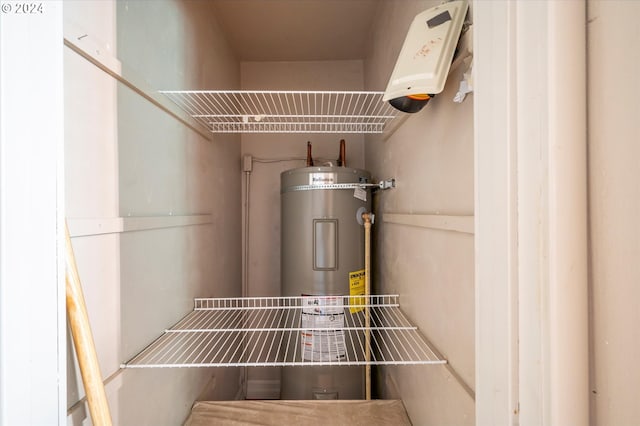 94213 Kerber Dr, Langlois, OR 97450 - utility room with electric water heater