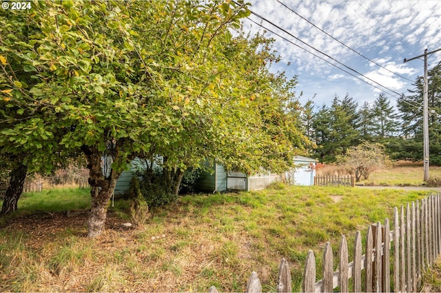 94213 Kerber Dr, Langlois, OR 97450 - view of yard featuring fence and an outdoor structure