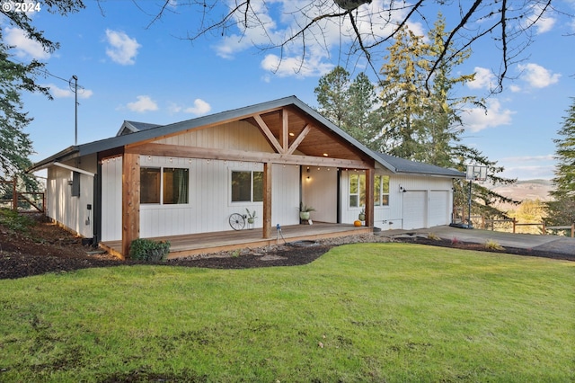 view of front of house featuring a front yard and a garage