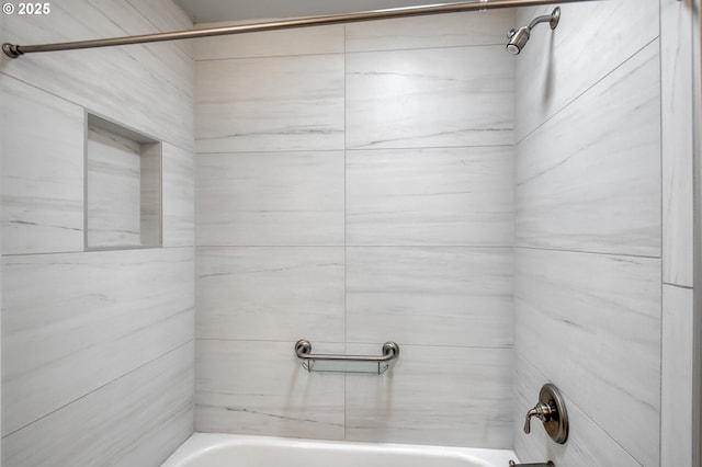 bathroom with tiled shower / bath