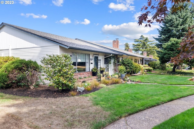 ranch-style house featuring a front lawn