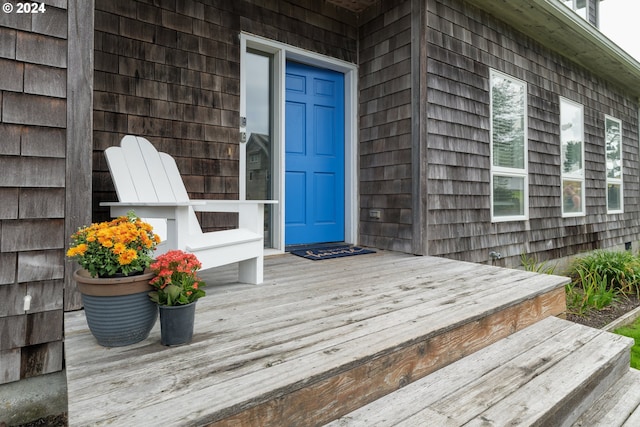 entrance to property featuring a wooden deck