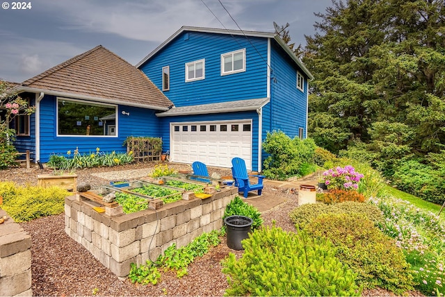 view of front property featuring a garage