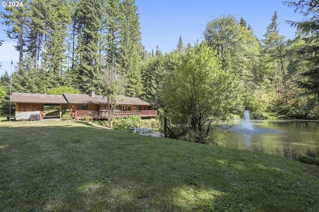 view of yard featuring a water view