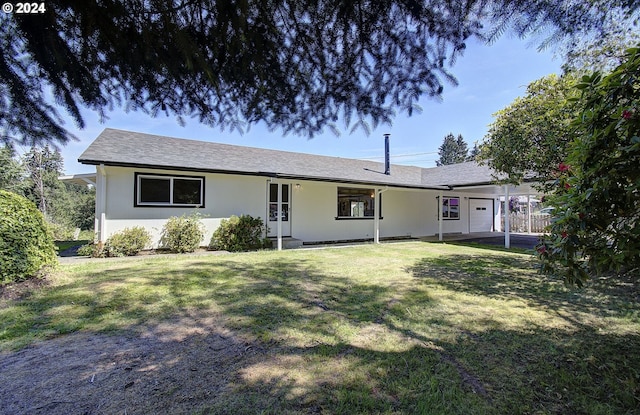 single story home featuring a front lawn