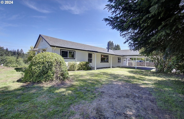 view of front of house featuring a front yard and a carport