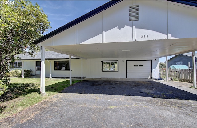 view of front facade featuring a front lawn and a garage