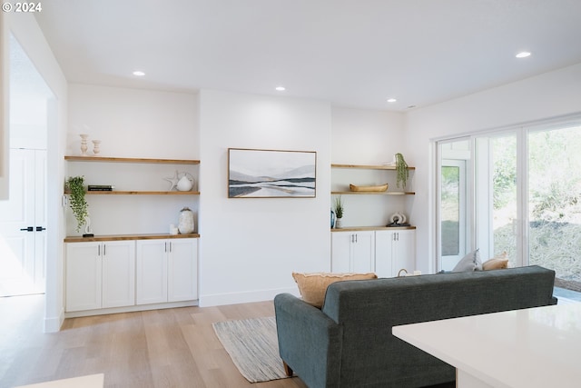 living area featuring light wood-style floors, recessed lighting, and baseboards