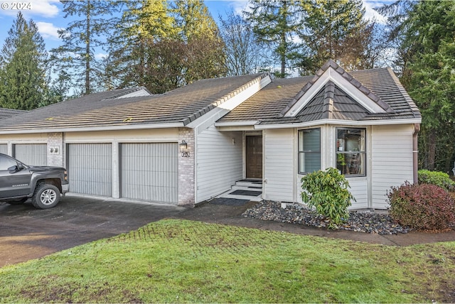 view of front of property featuring a front lawn and a garage