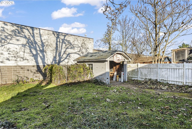 view of yard featuring a storage shed