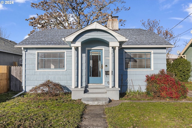 bungalow featuring a front lawn