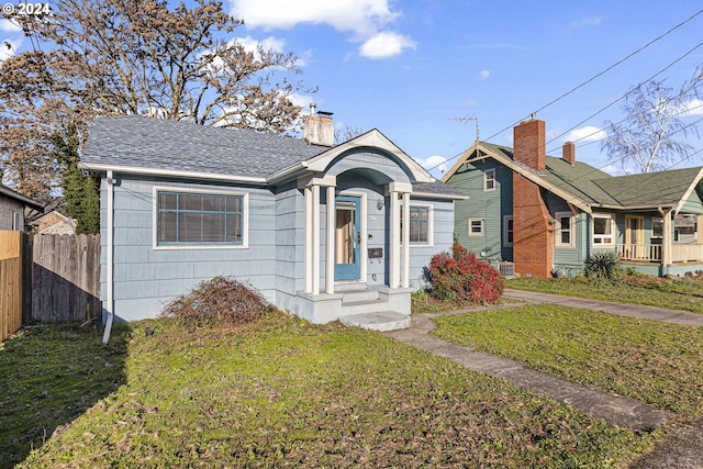 bungalow featuring a front lawn