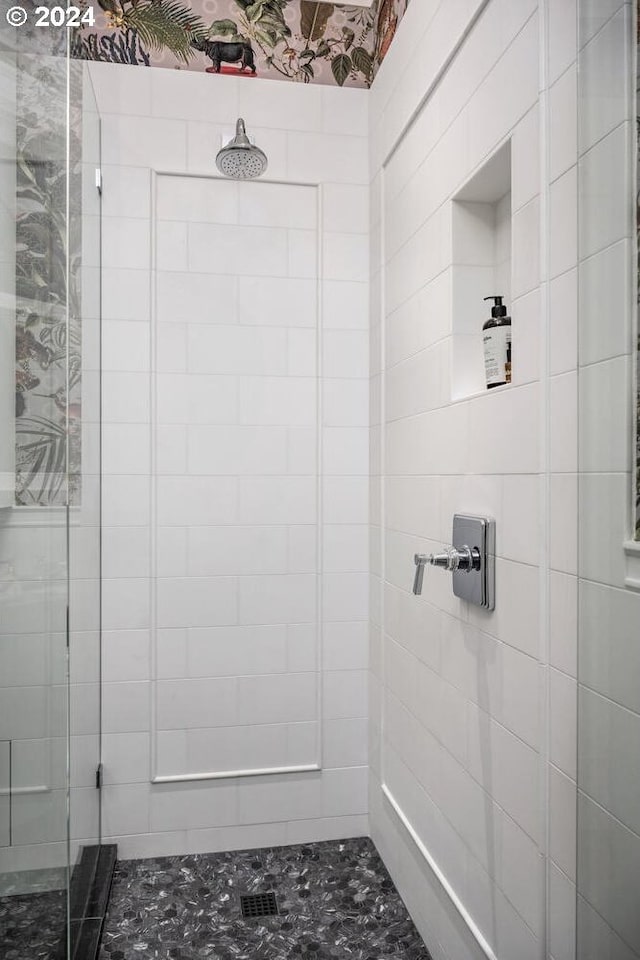 bathroom featuring a tile shower