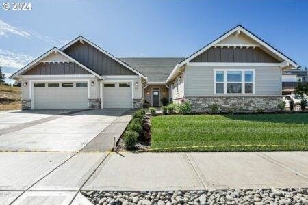 craftsman-style house featuring a garage