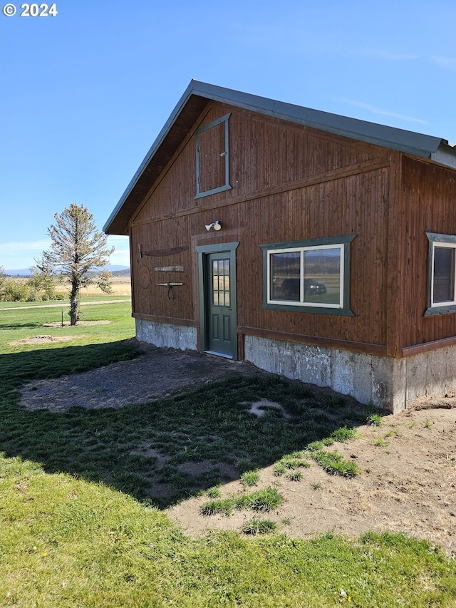 view of front of home featuring a front lawn