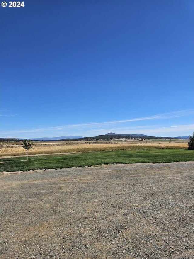 view of yard featuring a rural view