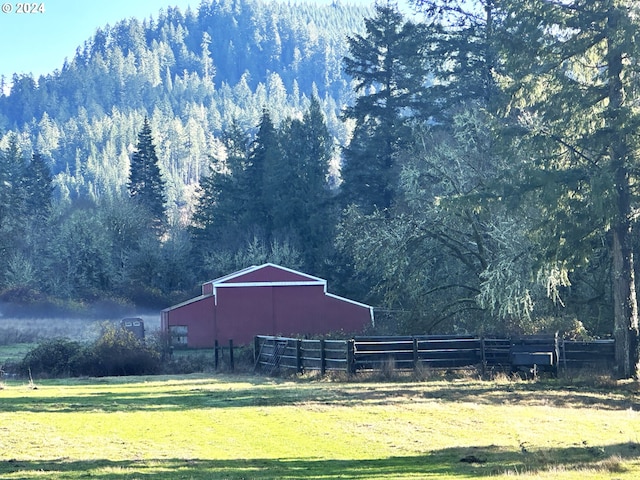 view of yard featuring an outdoor structure