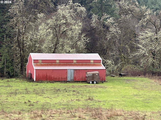 view of outdoor structure featuring a yard