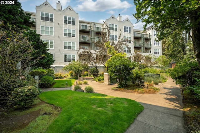 view of home's community featuring a lawn