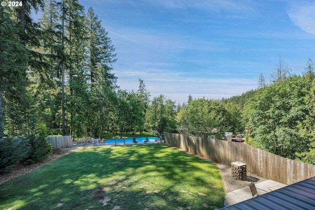 view of yard featuring a swimming pool